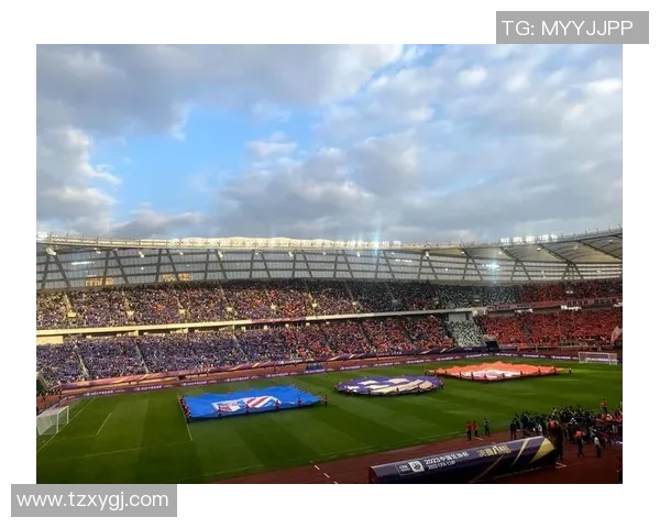 足球明星颁奖典礼精彩献唱展现球场魅力与音乐激情的完美结合 足球明星颁奖典礼精彩献唱展现球场魅力与音乐激情的完美结合