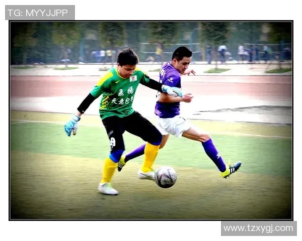 弯腰走足球明星的精彩瞬间视频集锦让你领略球场魅力与风采 弯腰走足球明星的精彩瞬间视频集锦让你领略球场魅力与风采